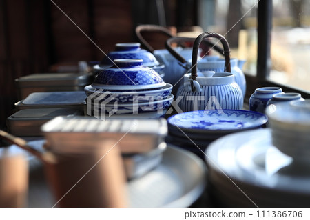 antique japanese tableware 111386706