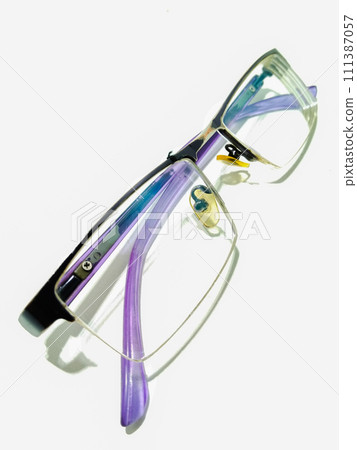 A picture of eye glasses with selective focus 111387057