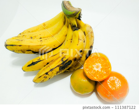 A picture of bananas with orange 111387122