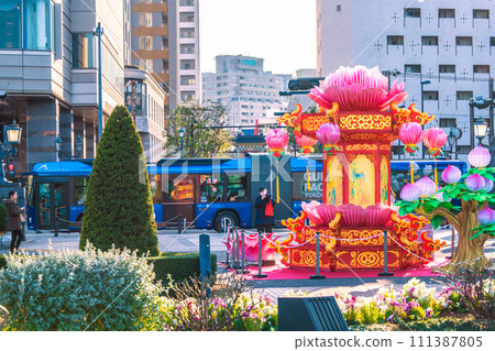 日本橫濱城市景觀 從山下公園眺望橫濱中華街、朝陽門、Bayside Blue等。橫濱春節…=8日 111387805