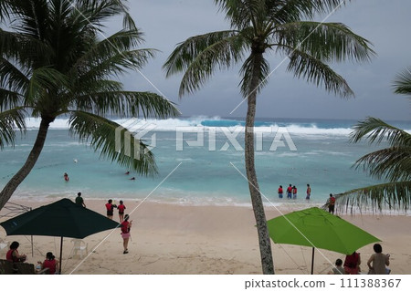 [Guam] Tourists surprised by high waves in bad weather 111388367