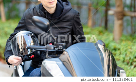 一個騎摩托車的人 111388461