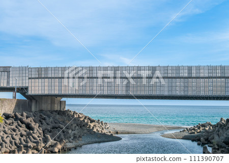 藍天與海岸線上的橋樑建設 藍天與海岸線上的橋樑建設 111390707
