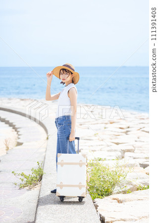 藍天下戴草帽的年輕女子 111391408