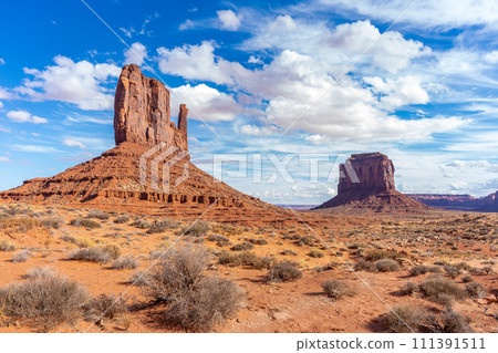 美國，納瓦荷部落居住的紀念碑山谷，藍天白雲 111391511