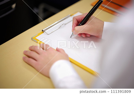 拿著寫字板回答問卷的年輕女子的局部截圖攝影合作:有明教育藝術學院 拿著寫字板回答問卷的年輕女子的局部截圖攝影合作:有明教育藝術學院 111391809