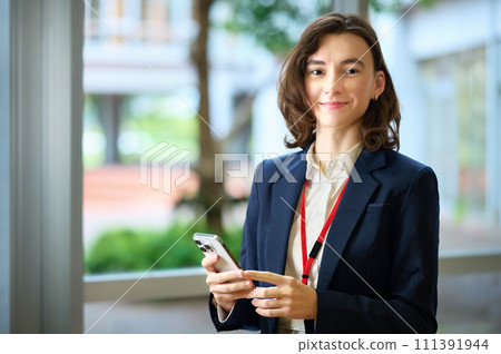 在辦公室操作智慧型手機的中階女性商人攝影合作:有明教育藝術學院 在辦公室操作智慧型手機的中階女性商人攝影合作:有明教育藝術學院 111391944