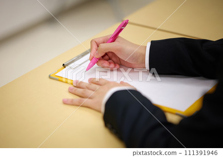 穿著休閒服的年輕女商人在辦公室回答問卷攝影合作：有明教育藝術學院 111391946