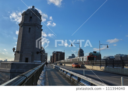 Longfellow Bridge, where the Red Line trains pass in winter 111394040