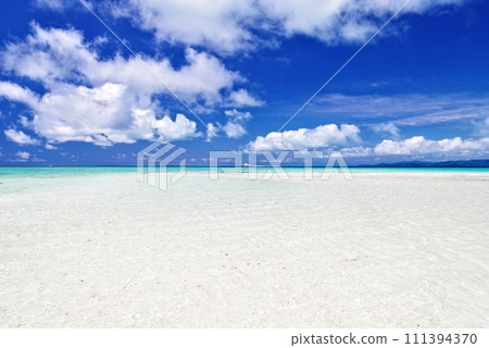 沖繩縣竹富島近土海灘海岸閃閃發光的白色沙灘和夏日天空 沖繩縣竹富島近土海灘海岸閃閃發光的白色沙灘和夏日天空 111394370