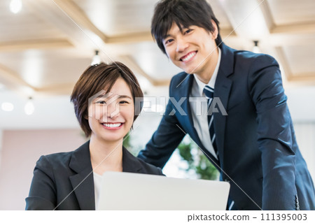 男人和女人在辦公室工作 111395003