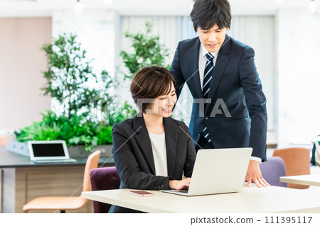 Men and women working in the office 111395117