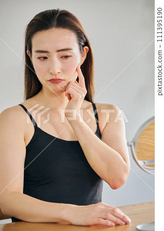 30多歲的女性,擔心皮膚皺紋和痤瘡 30多歲的女性,擔心皮膚皺紋和痤瘡 111395190