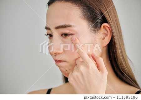 30多歲的女性在照鏡子時擔心自己皮膚上有皺紋 30多歲的女性在照鏡子時擔心自己皮膚上有皺紋 111395196