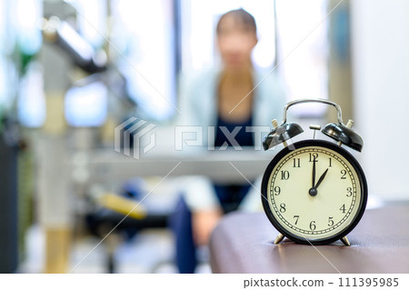 告訴時間間隔的健身房時鐘臥推訓練機運動俱樂部健身房形象 告訴時間間隔的健身房時鐘臥推訓練機運動俱樂部健身房形象 111395985