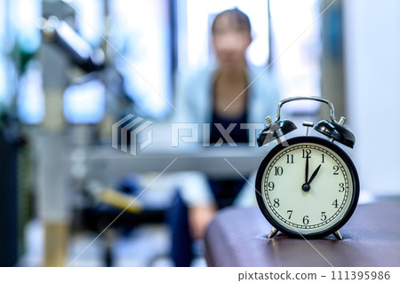 告訴時間間隔的健身房時鐘臥推訓練機運動俱樂部健身房形象 告訴時間間隔的健身房時鐘臥推訓練機運動俱樂部健身房形象 111395986
