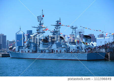 中國海軍博物館(青島)戶外展覽:停泊在碼頭的驅逐艦 中國海軍博物館(青島)戶外展覽:停泊在碼頭的驅逐艦 111396649