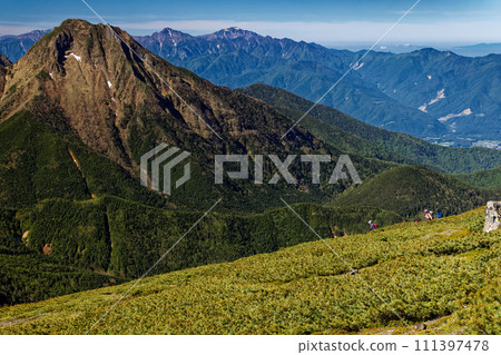 八嶽山脈/碘嶽山脊線和阿彌陀山/南阿爾卑斯山的登山者 八嶽山脈/碘嶽山脊線和阿彌陀山/南阿爾卑斯山的登山者 111397478