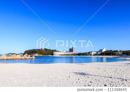 Morning view of Shirahama Beach, Shirahama Town, Wakayama Prefecture 111398045