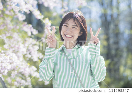可愛的女人享受春天 111398247