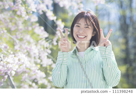 可愛的女人享受春天 111398248