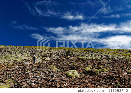Climbers on the Iodake ridgeline of the Yatsugatake mountain range in summer 111398740