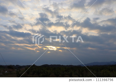 多雲的早晨天空陽光 多雲的早晨天空陽光 111398756