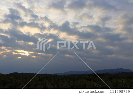 多雲的早晨天空陽光 多雲的早晨天空陽光 111398759