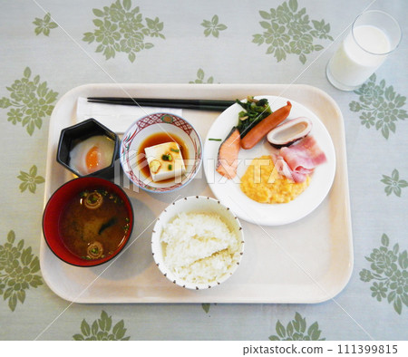 美味的米飯擺在桌子上 美味的米飯擺在桌子上 111399815