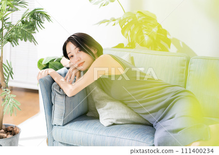 女人在沙發上打瞌睡 女人在沙發上打瞌睡 111400234