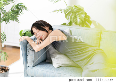 女人在沙發上打瞌睡 111400236
