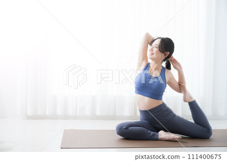 一個年輕女子做瑜珈的全身 一個年輕女子做瑜珈的全身 111400675