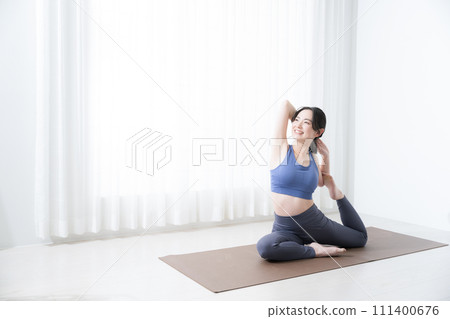 一個年輕女子做瑜珈的全身 一個年輕女子做瑜珈的全身 111400676