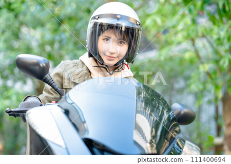  騎自行車的女人 111400694