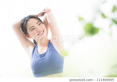 年輕女子做伸展運動和瑜珈上半身 111400695
