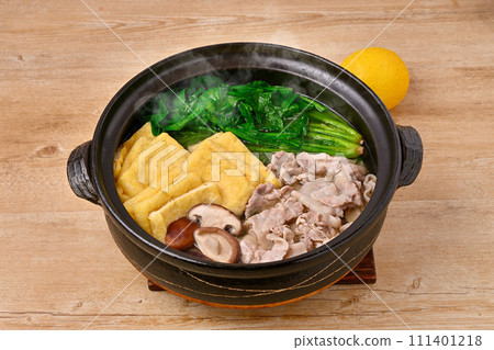 註)蒸氣是合成的。冬天火鍋,火鍋,菠菜,豬肉,炸豆腐,香菇。用檸檬裝飾。 註)蒸氣是合成的。冬天火鍋,火鍋,菠菜,豬肉,炸豆腐,香菇。用檸檬裝飾。 111401218