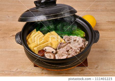 Note) Steam is synthetic. Winter hot pot, hotpot, spinach, pork, fried tofu, shiitake mushrooms. Garnish with lemon. 111401223