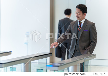 通過安全門的資深商人 通過安全門的資深商人 111401414