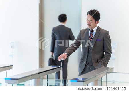 通過安全門的資深商人 111401415