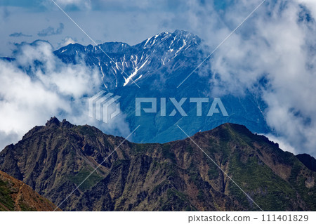 從八嶽山脈的橫嶽山看到雲霧繚繞的權現山和白峰山 從八嶽山脈的橫嶽山看到雲霧繚繞的權現山和白峰山 111401829