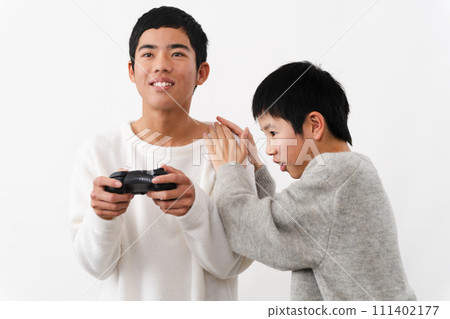 Lifestyle image of elementary school and junior high school men in casual clothes Lifestyle image of elementary school and junior high school men in casual clothes 111402177