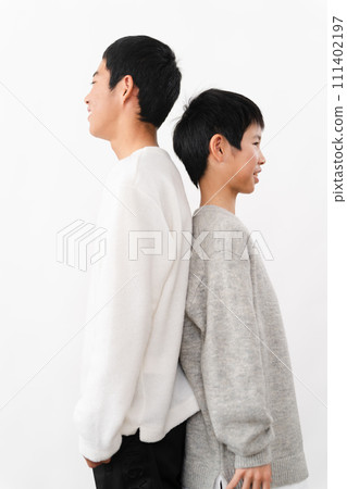 Lifestyle image of elementary school and junior high school men in casual clothes Lifestyle image of elementary school and junior high school men in casual clothes 111402197