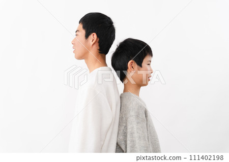 Lifestyle image of elementary school and junior high school men in casual clothes 111402198