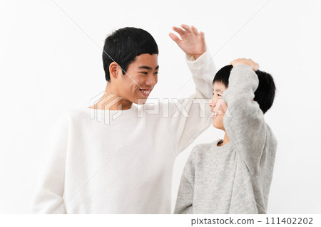 Lifestyle image of elementary school and junior high school men in casual clothes 111402202
