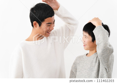 Lifestyle image of elementary school and junior high school men in casual clothes 111402203