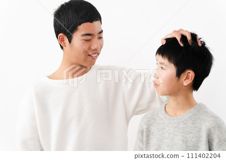 Lifestyle image of elementary school and junior high school men in casual clothes Lifestyle image of elementary school and junior high school men in casual clothes 111402204