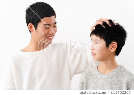Lifestyle image of elementary school and junior high school men in casual clothes 111402205
