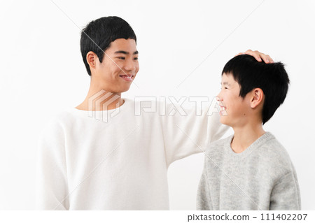 Lifestyle image of elementary school and junior high school men in casual clothes 111402207