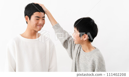 Lifestyle image of elementary school and junior high school men in casual clothes 111402208