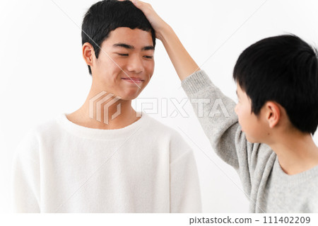 Lifestyle image of elementary school and junior high school men in casual clothes Lifestyle image of elementary school and junior high school men in casual clothes 111402209